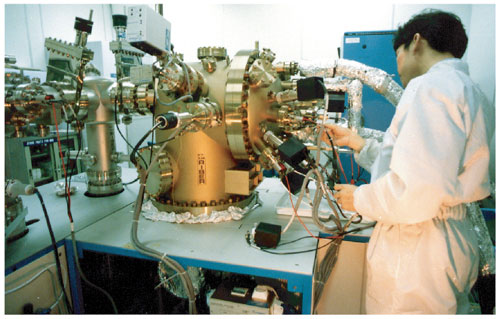 ไฟล์:เครื่องมือวิจัย Molecular Beam Epitaxy ที่ใช้ในการศึกษาโครงสร้างของควอนตัมด็อท.jpg